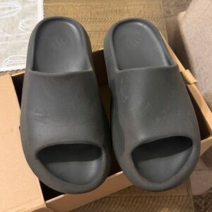 Adidas Yeezy Slide in Black